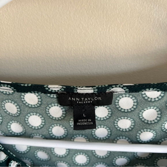 Ann Taylor Green Patterned Sleeveless Career Tank Top - Picture 3 of 5